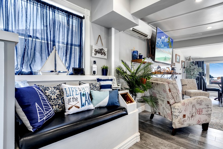 Cottages (Canada, Kingsville, Ontario)