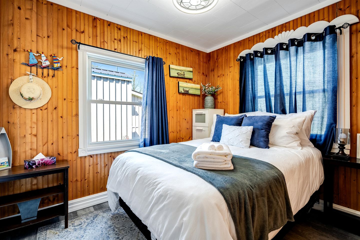 Charming Cottage on Lake Erie for an Unforgettable Kingsville Getaway in Ontario