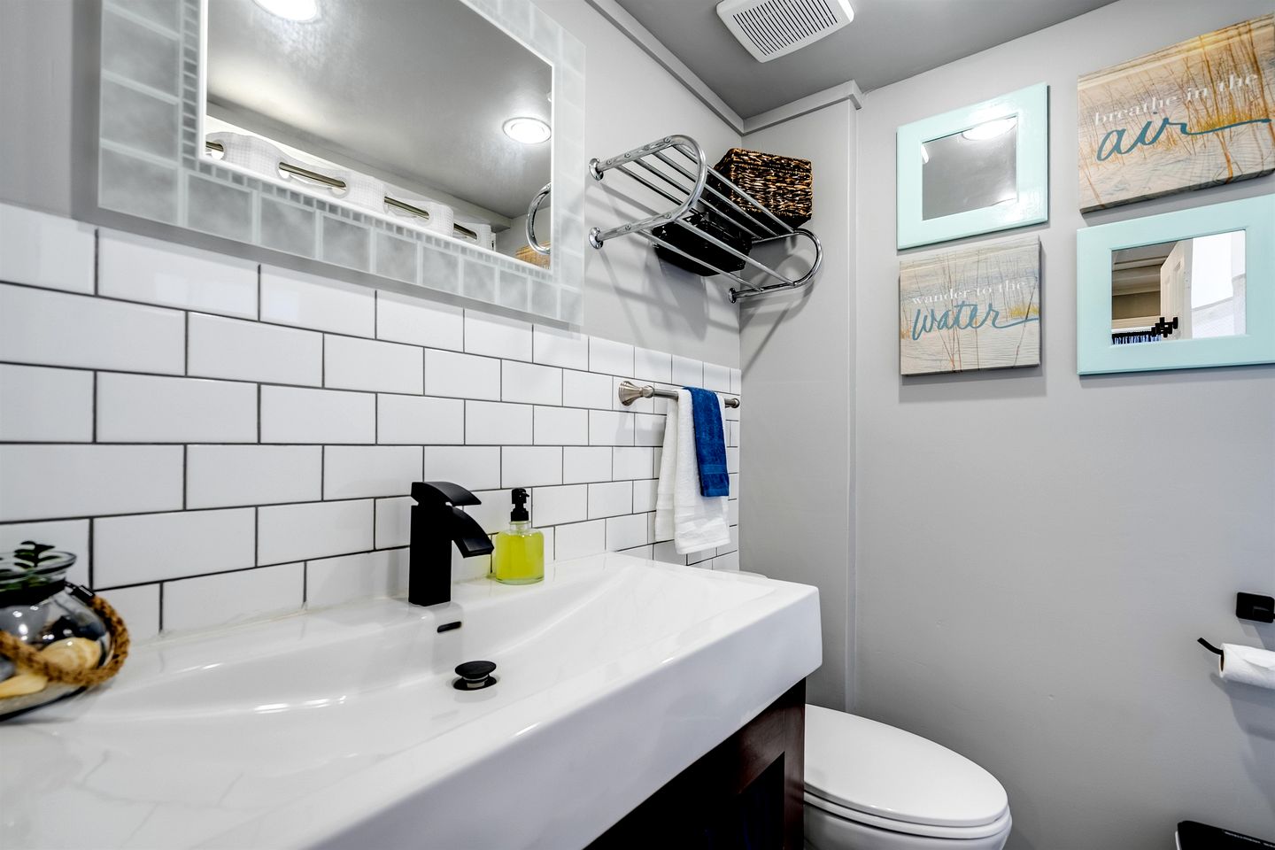 Charming Cottage on Lake Erie for an Unforgettable Kingsville Getaway in Ontario