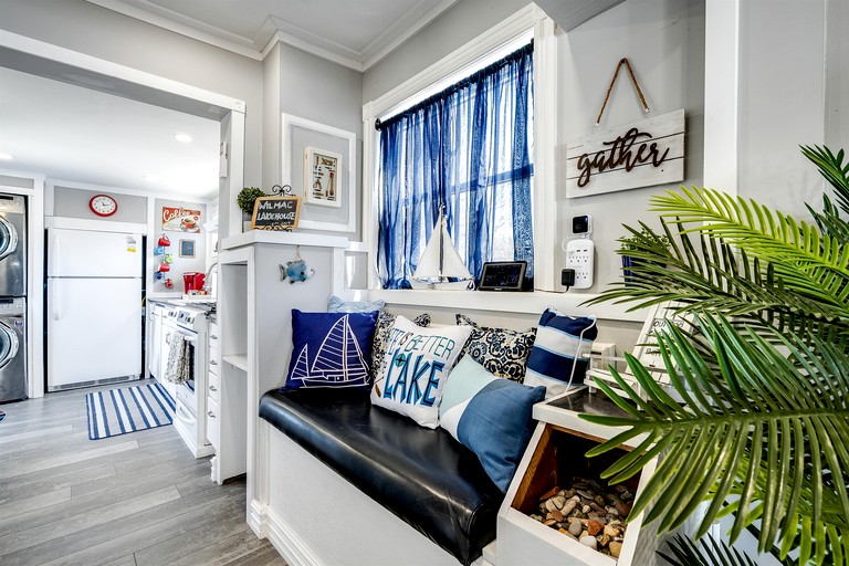 Cottages (Canada, Kingsville, Ontario)