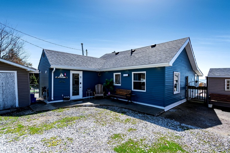 Cottages (Canada, Kingsville, Ontario)