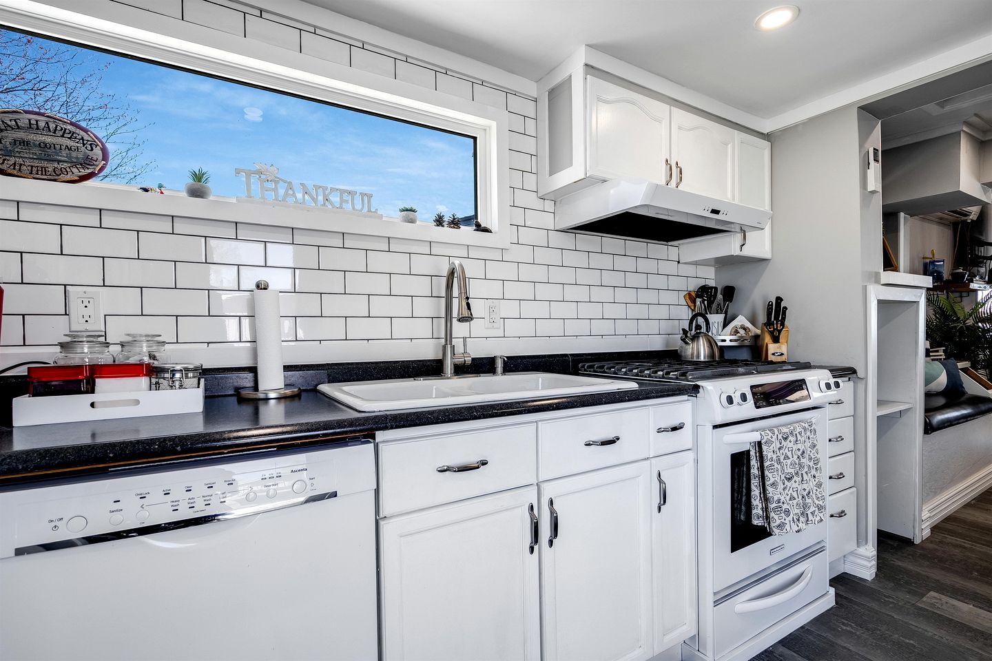 Charming Cottage on Lake Erie for an Unforgettable Kingsville Getaway in Ontario