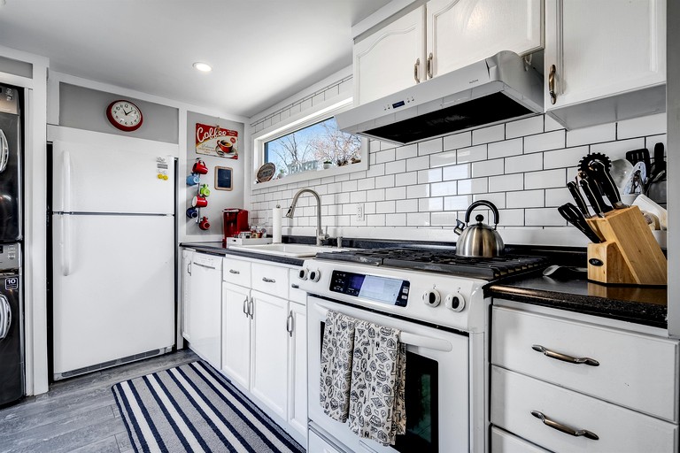 Cottages (Canada, Kingsville, Ontario)