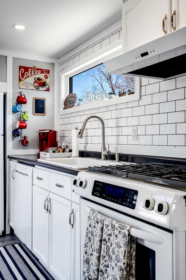 Charming Cottage on Lake Erie for an Unforgettable Kingsville Getaway in Ontario