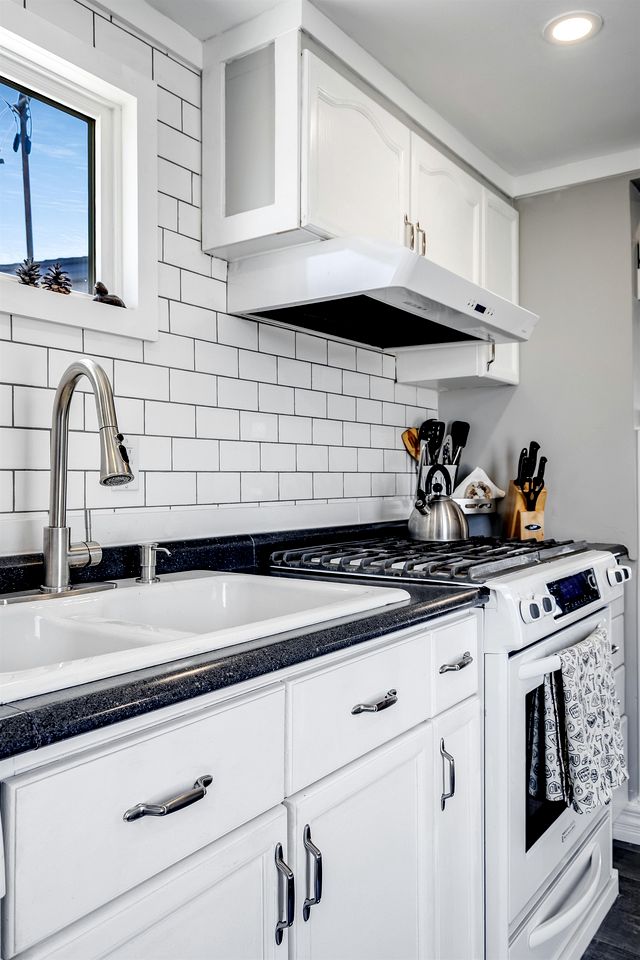 Charming Cottage on Lake Erie for an Unforgettable Kingsville Getaway in Ontario