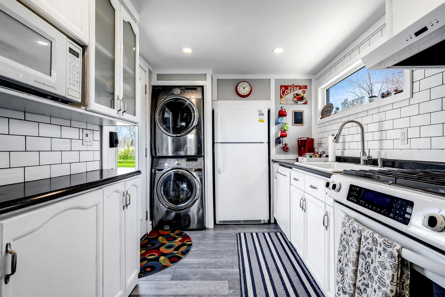 Charming Cottage on Lake Erie for an Unforgettable Kingsville Getaway in Ontario