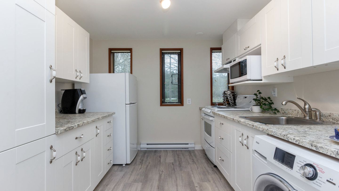 Charming Country Suite with Dramatic Indoor Fireplace near Victoria, British Columbia