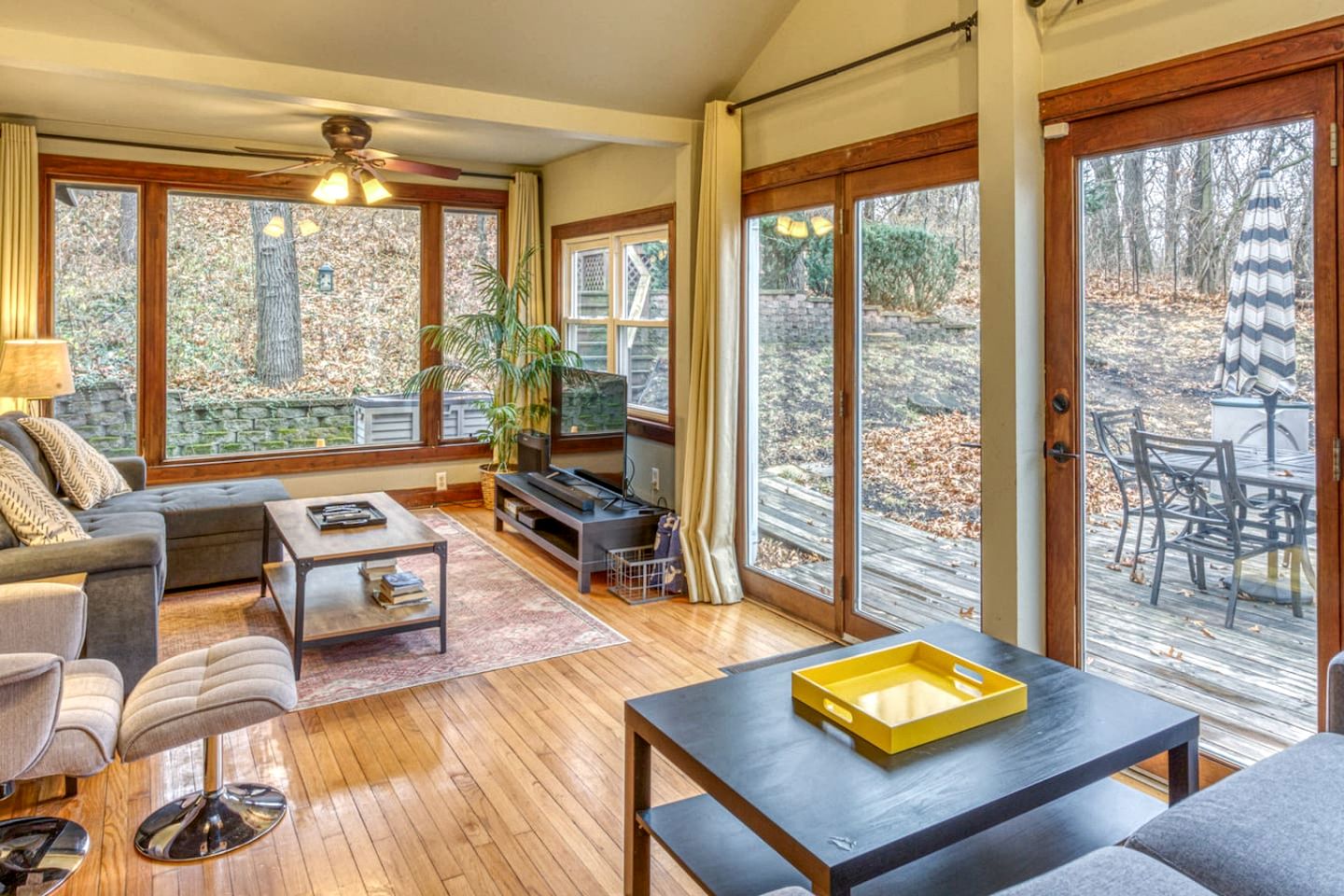 Charming Cozy Cabin with Hot-tub in Gary, Indiana