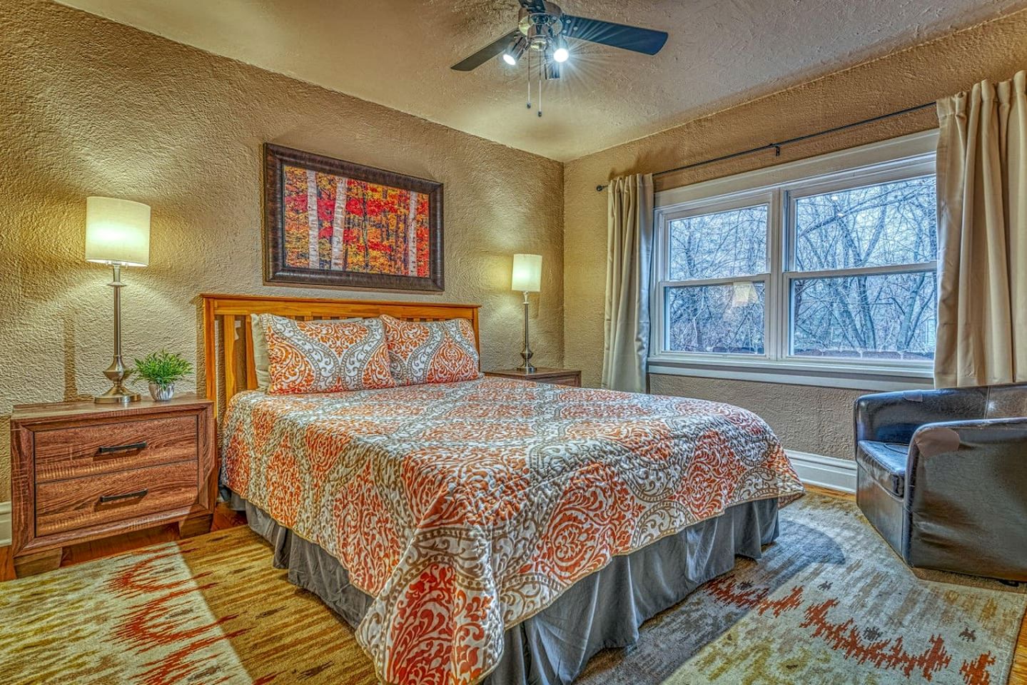 Charming Cozy Cabin with Hot-tub in Gary, Indiana