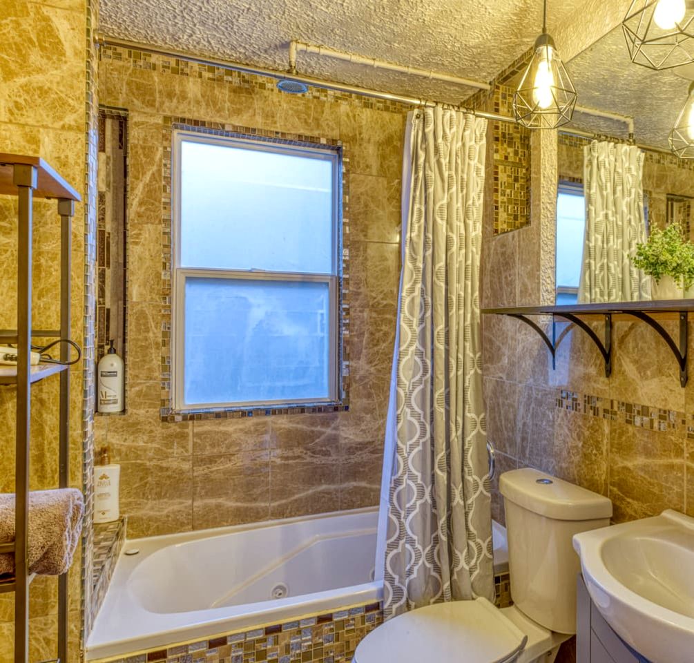 Charming Cozy Cabin with Hot-tub in Gary, Indiana