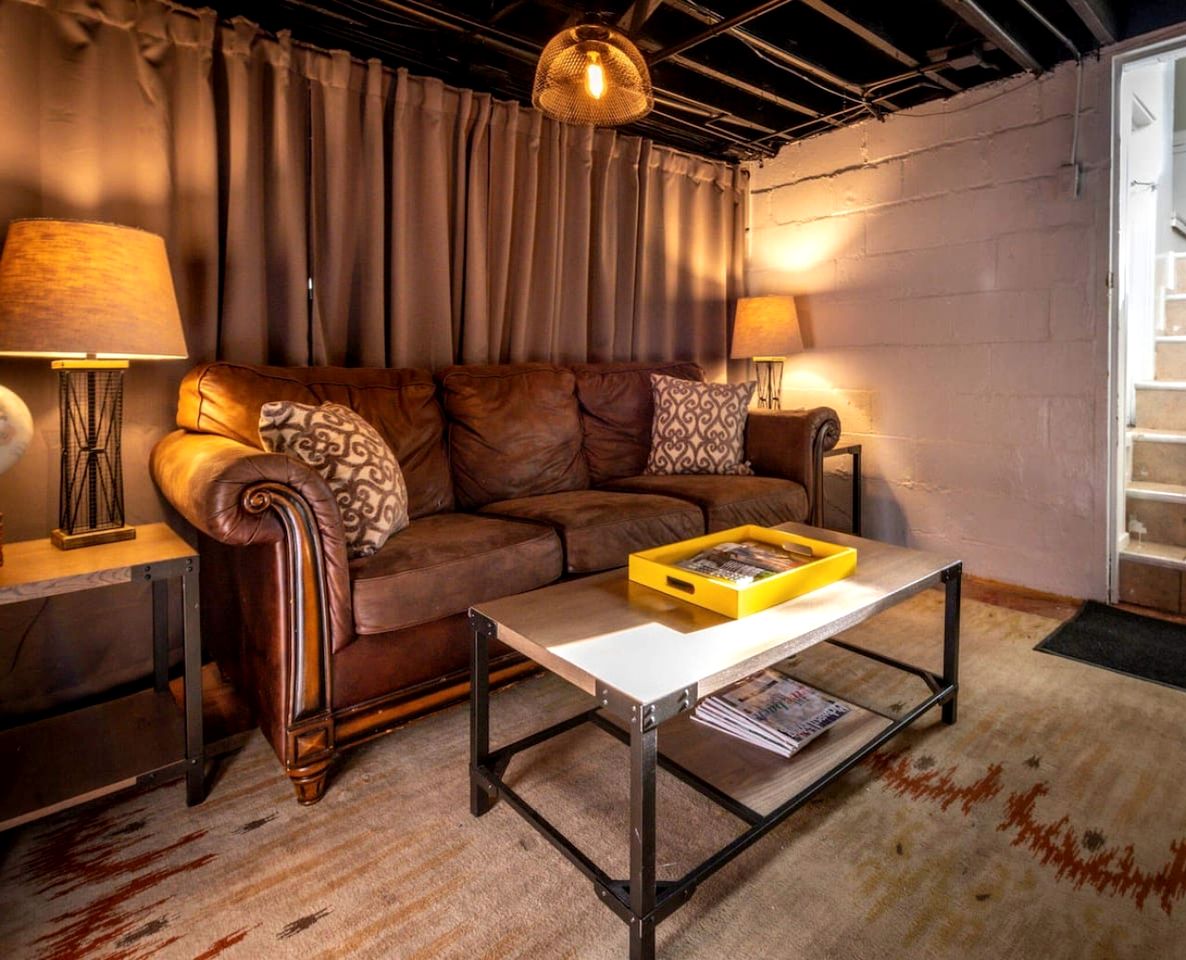 Charming Cozy Cabin with Hot-tub in Gary, Indiana