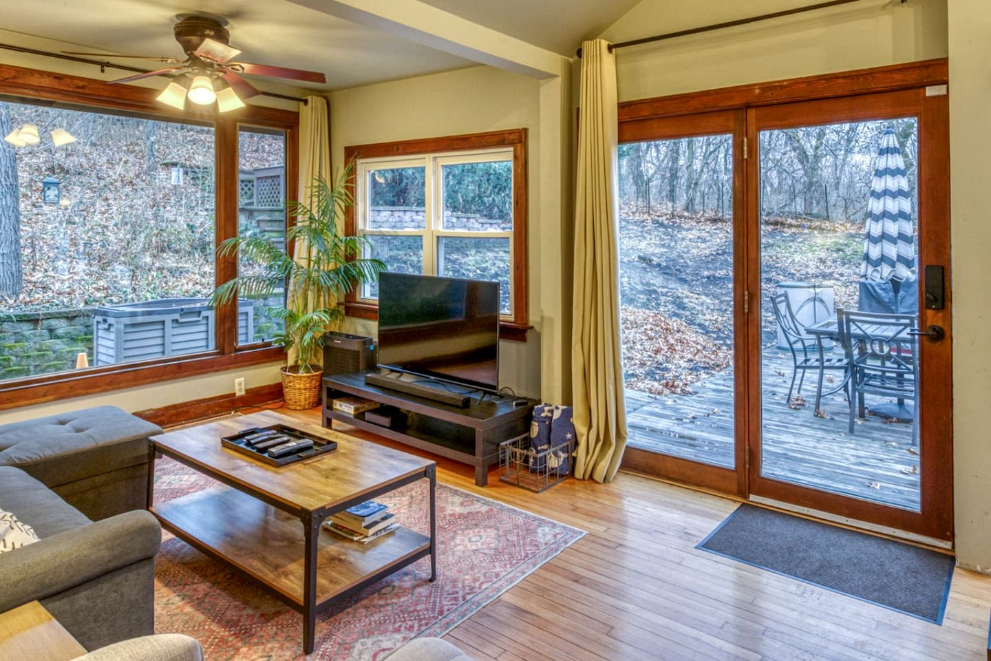 Charming Cozy Cabin with Hot-tub in Gary, Indiana