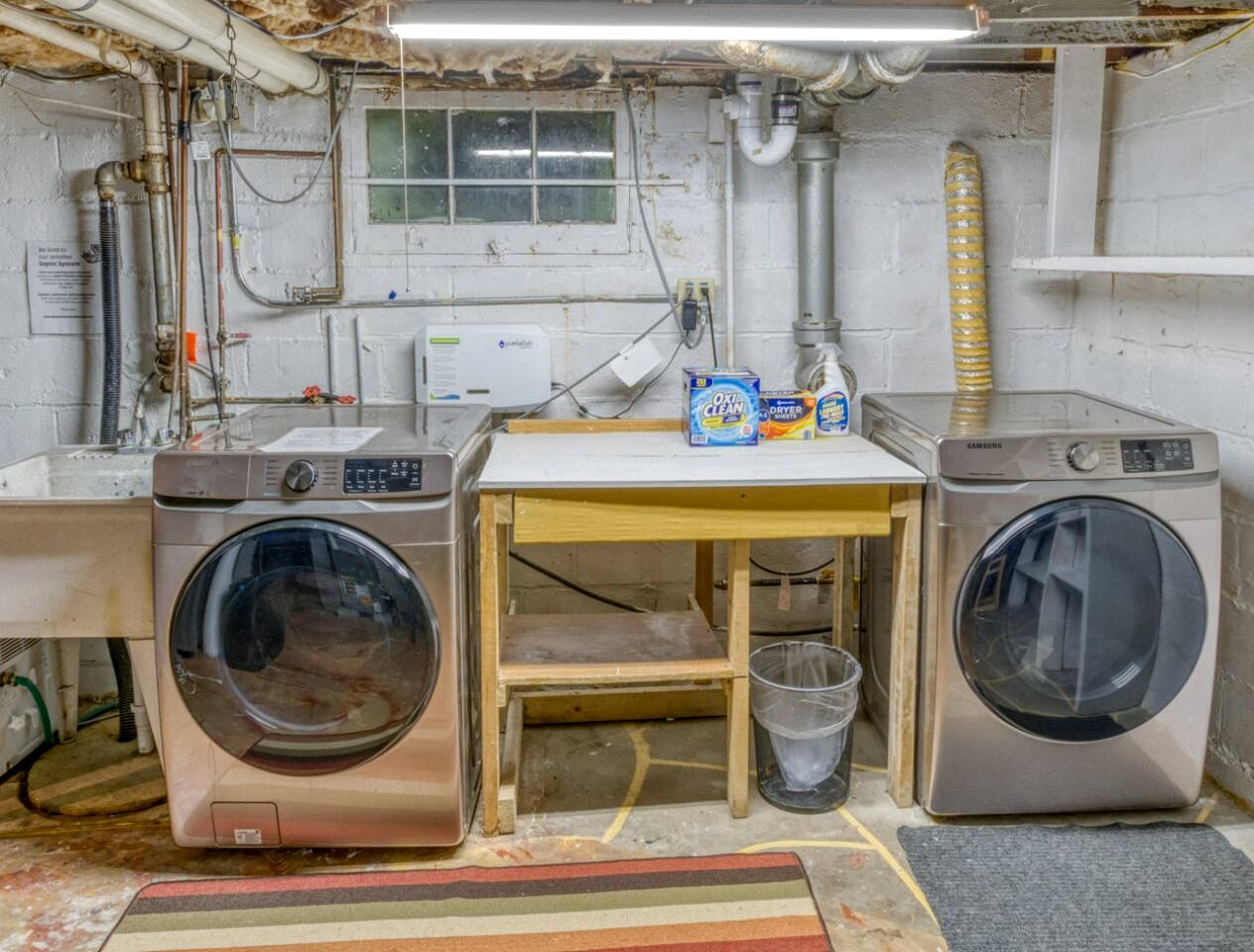 Charming Cozy Cabin with Hot-tub in Gary, Indiana