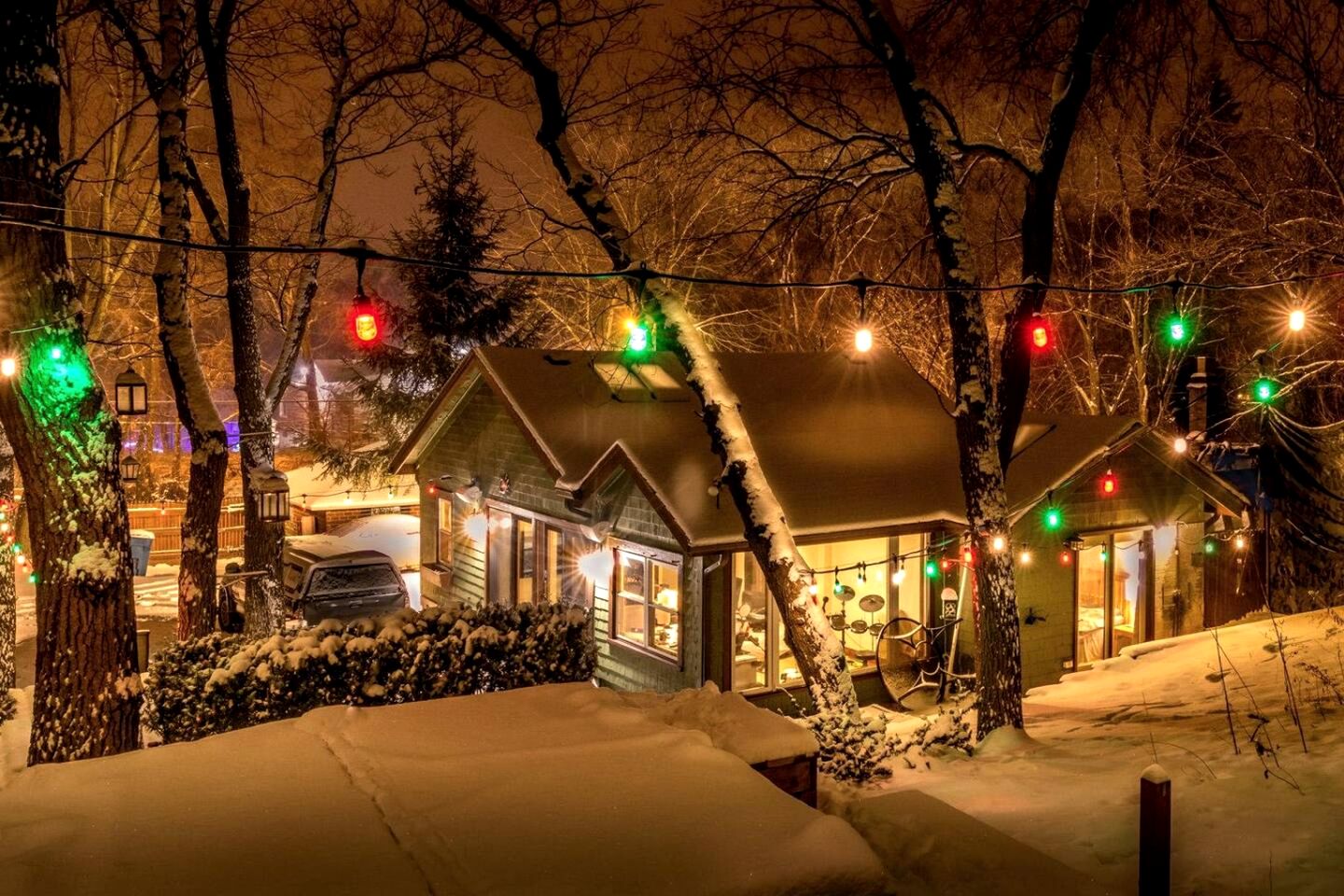 Charming Cozy Cabin with Hot-tub in Gary, Indiana