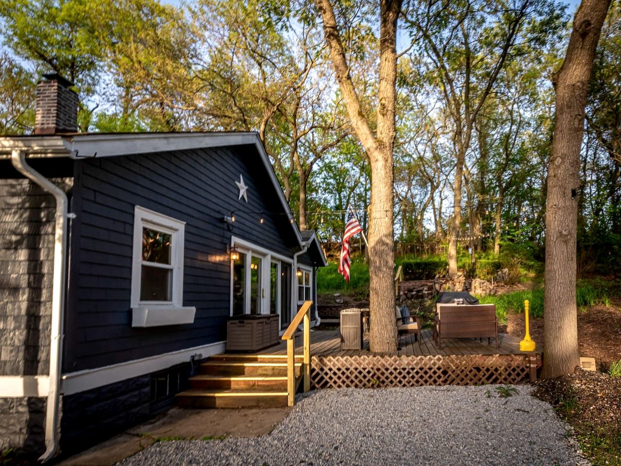 Charming Cozy Cabin with Hot-tub in Gary, Indiana