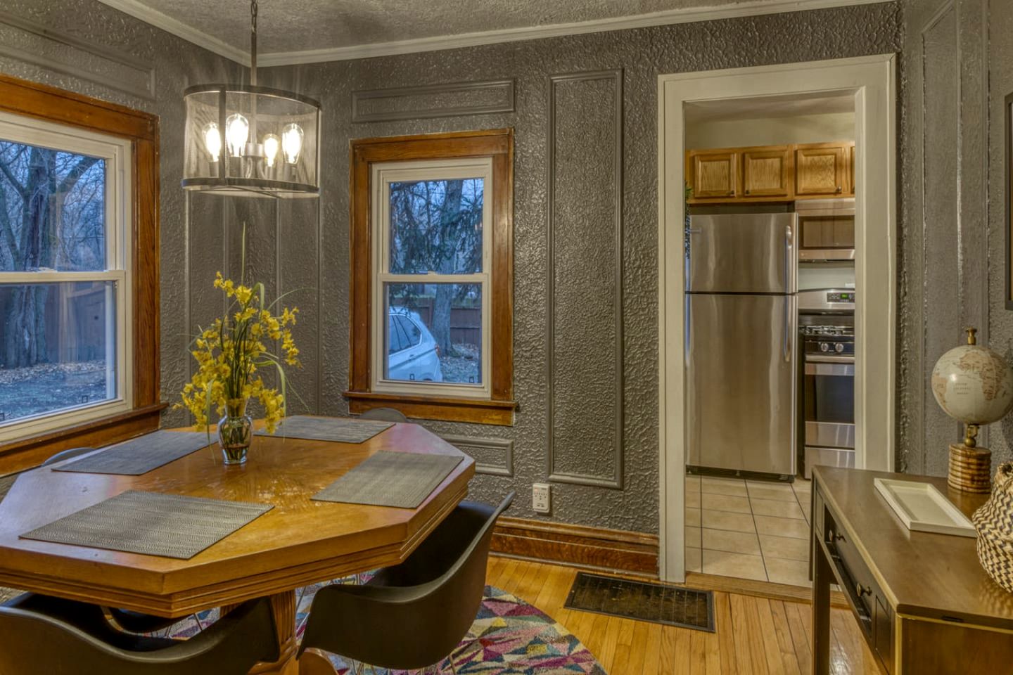 Charming Cozy Cabin with Hot-tub in Gary, Indiana