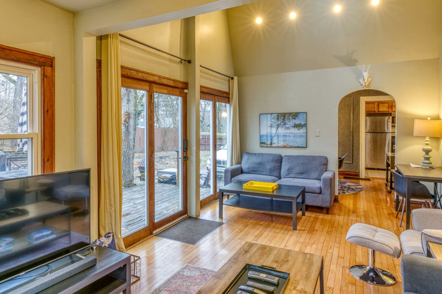 Charming Cozy Cabin with Hot-tub in Gary, Indiana