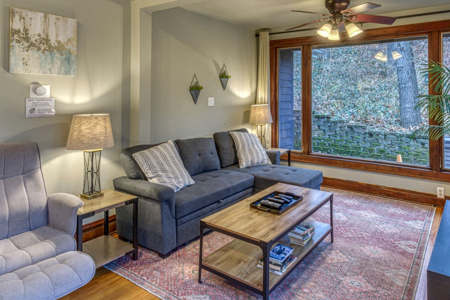 Charming Cozy Cabin with Hot-tub in Gary, Indiana