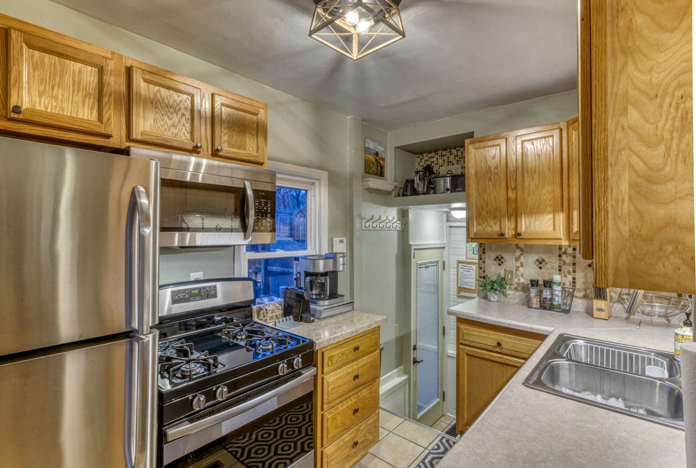 Charming Cozy Cabin with Hot-tub in Gary, Indiana