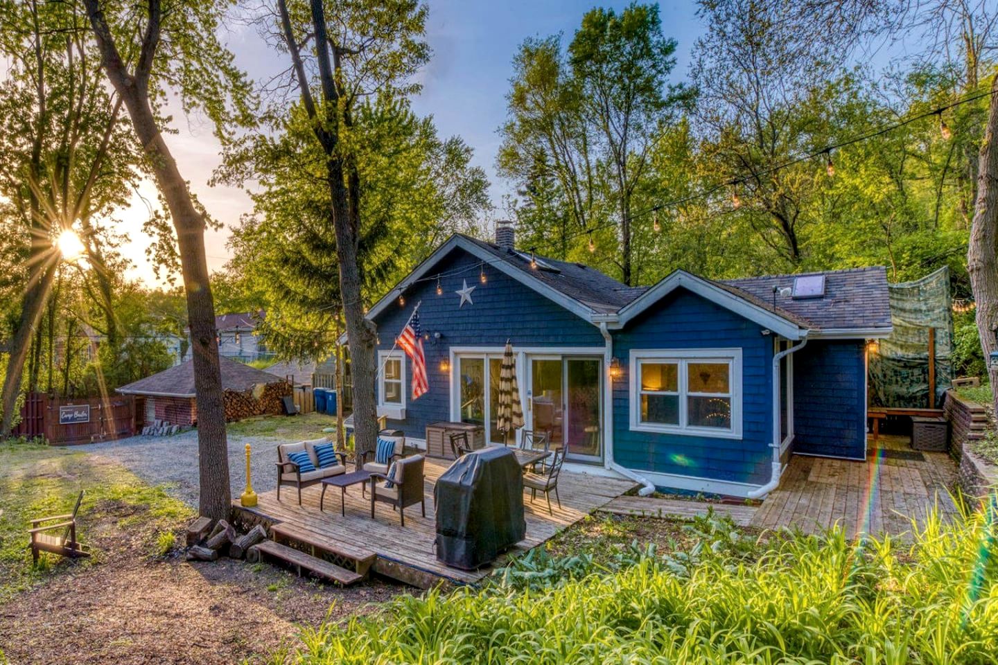 Charming Cozy Cabin with Hot-tub in Gary, Indiana