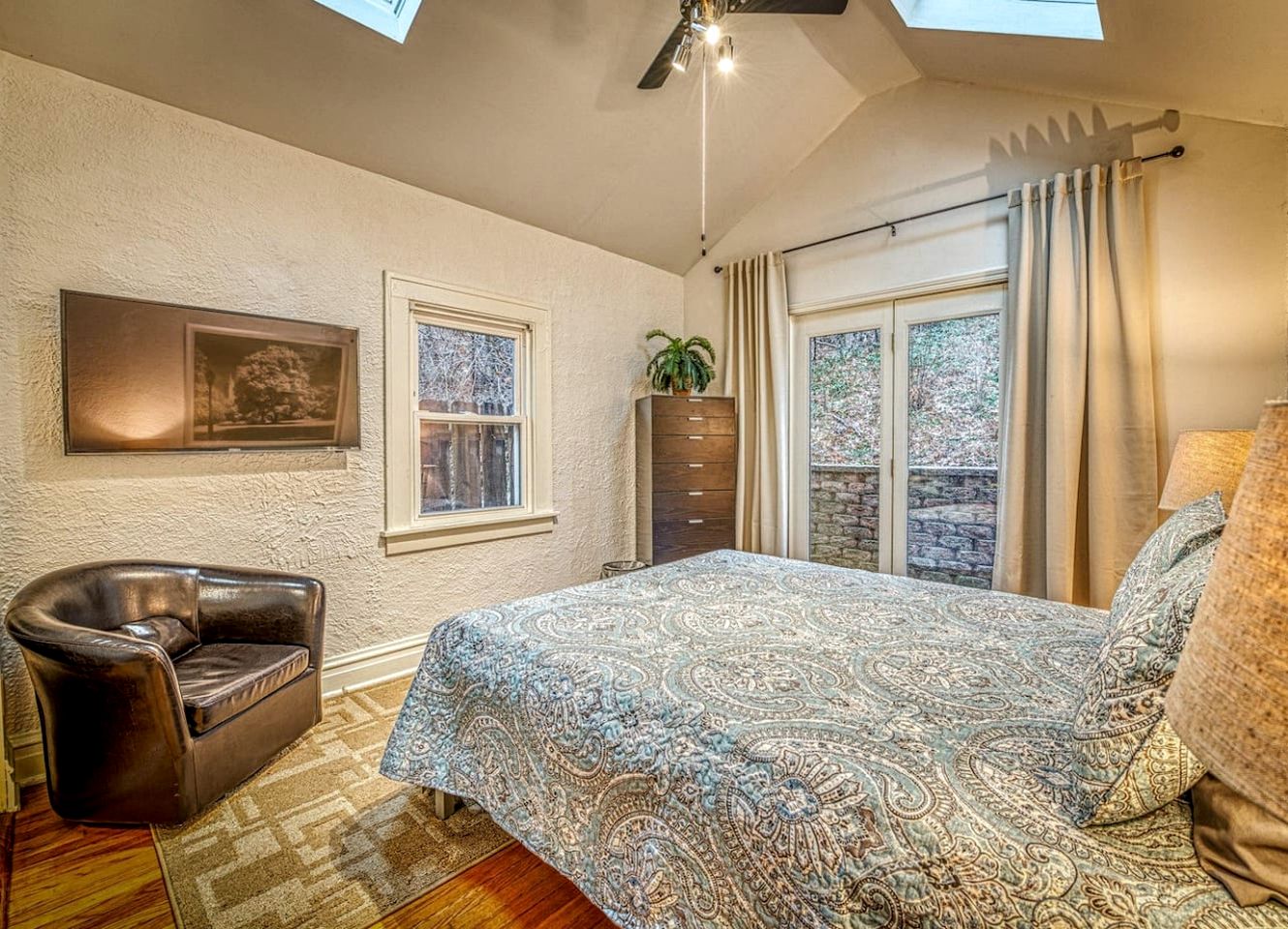 Charming Cozy Cabin with Hot-tub in Gary, Indiana