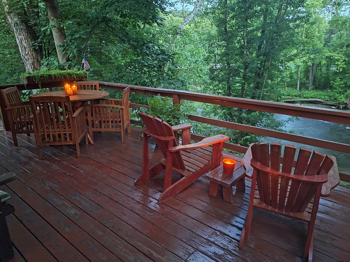 Log Cabins (United States of America, Volant, Pennsylvania)