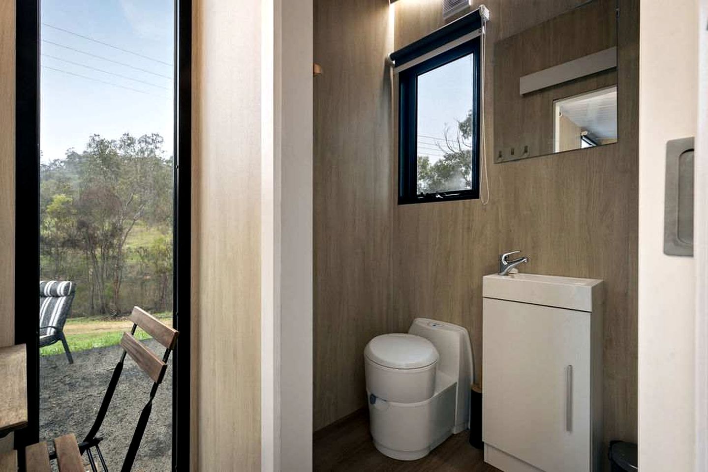 Charming Farm Stay Tiny Home with Apple Orchard & Dam Views near Adelaide in Lenswood, South Australia