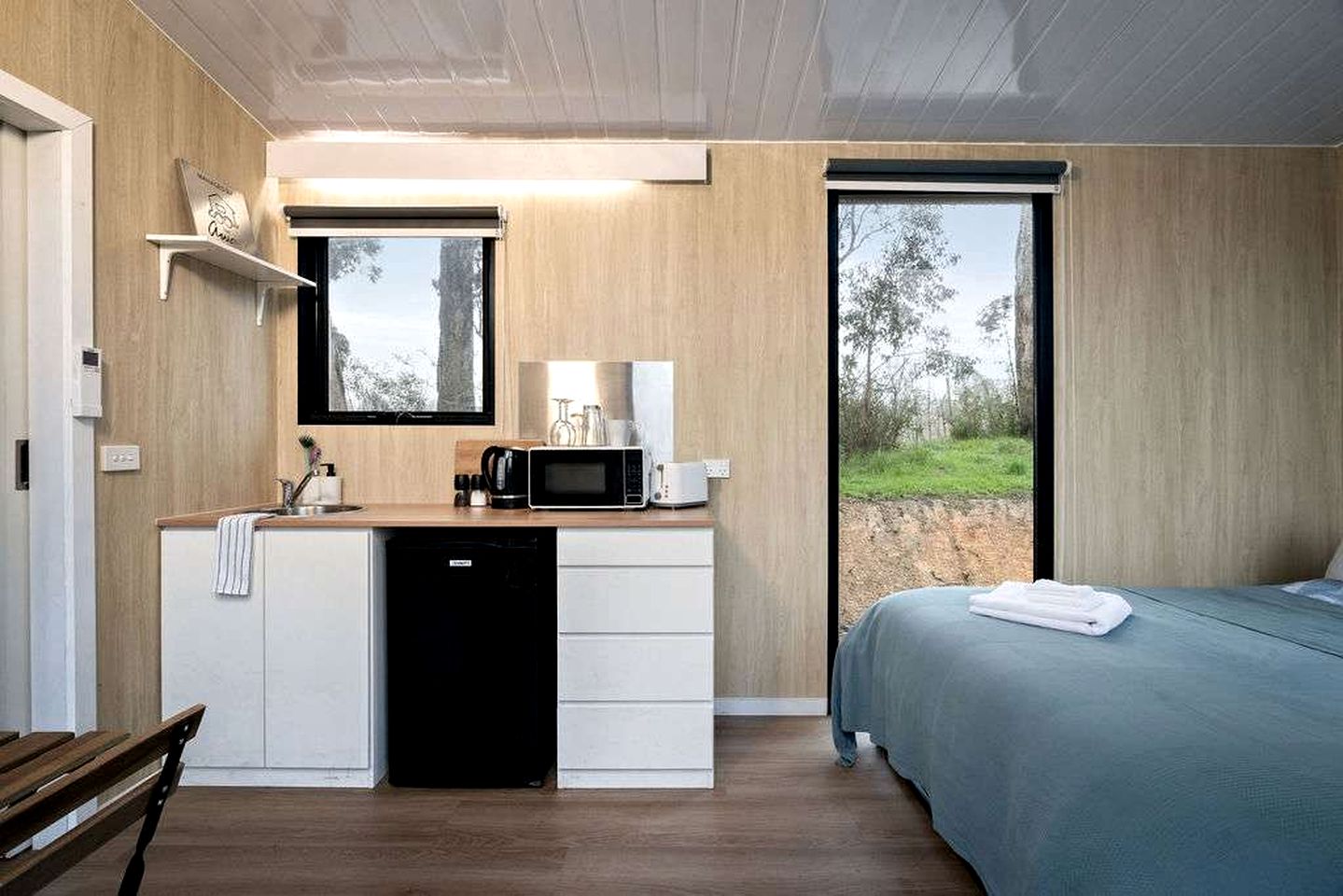 Charming Farm Stay Tiny Home with Apple Orchard & Dam Views near Adelaide in Lenswood, South Australia