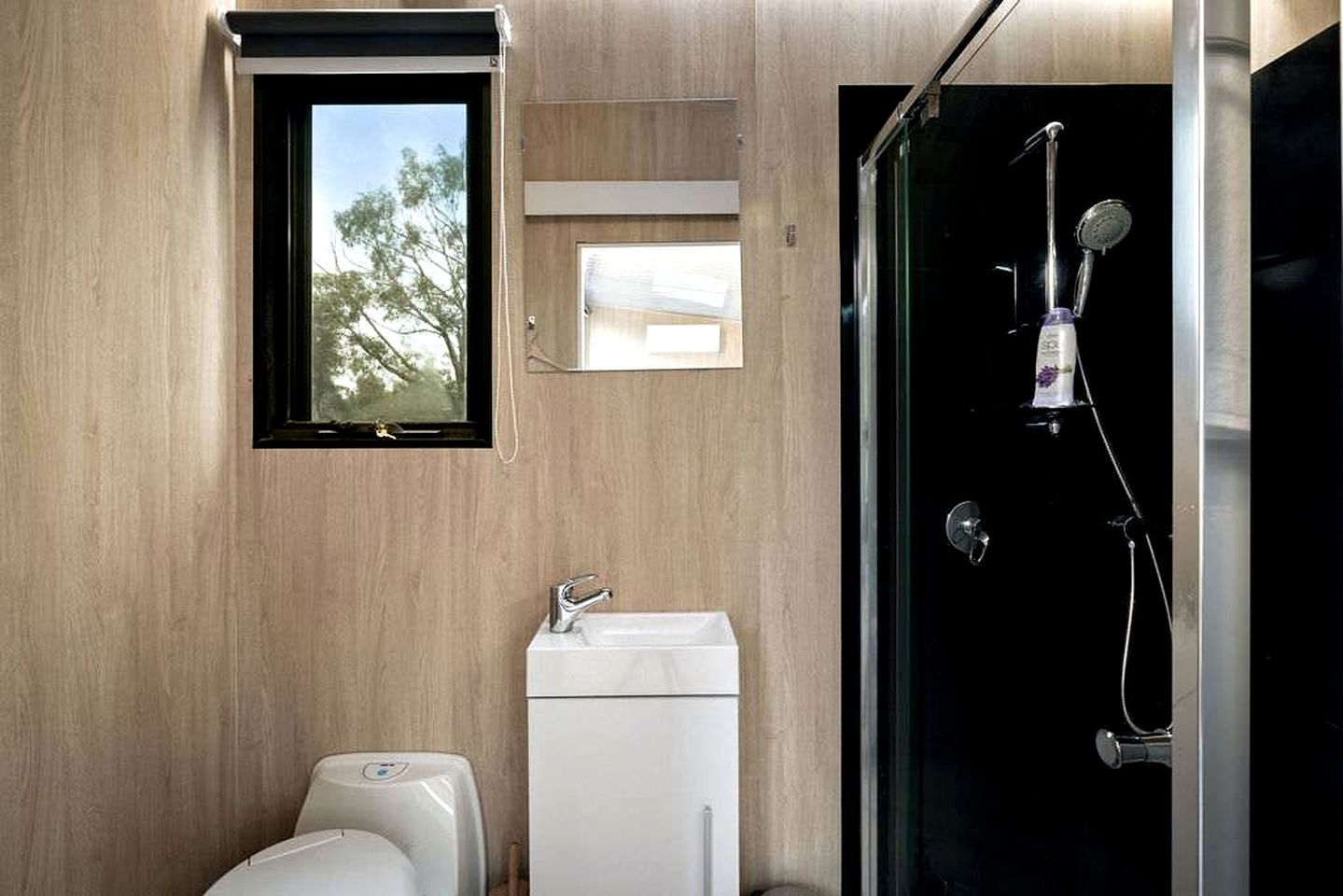 Charming Farm Stay Tiny Home with Apple Orchard & Dam Views near Adelaide in Lenswood, South Australia