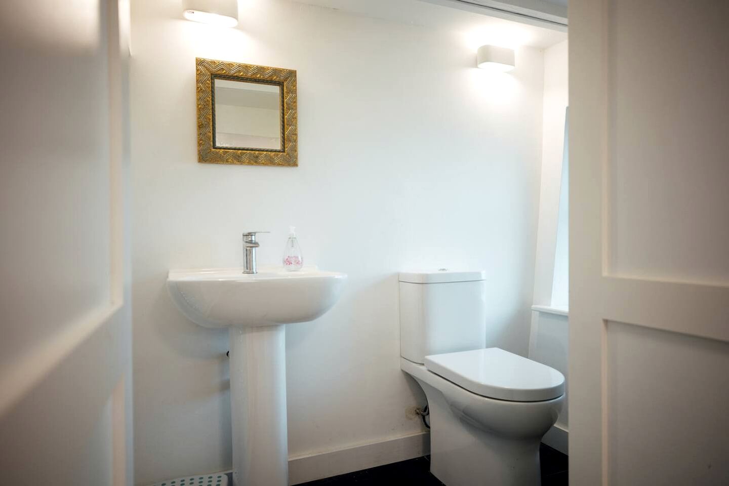 Charming Luxurious Cottage with Spectacular Interior and Beautiful Countryside Views in UK