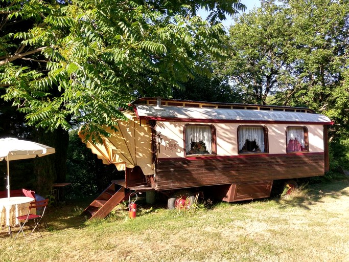 Caravans (Ajoux, Auvergne-Rhône-Alpes, France)