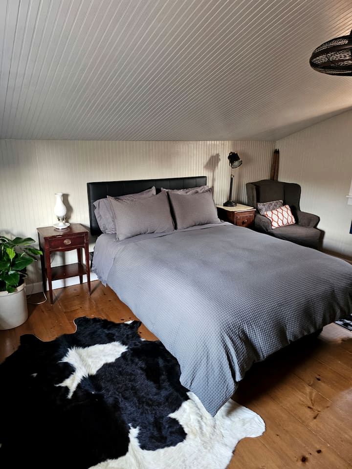 Historic Restored Tobacco Barn Retreat with Private Hot Tub near Pilot Mountain in Tobaccoville, North Carolina