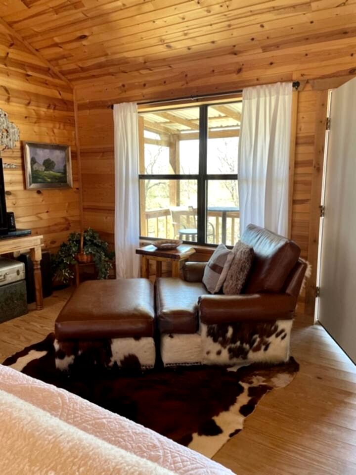 Charming King-Size Cabin with Wi-Fi and Deck in Fredericksburg, Texas