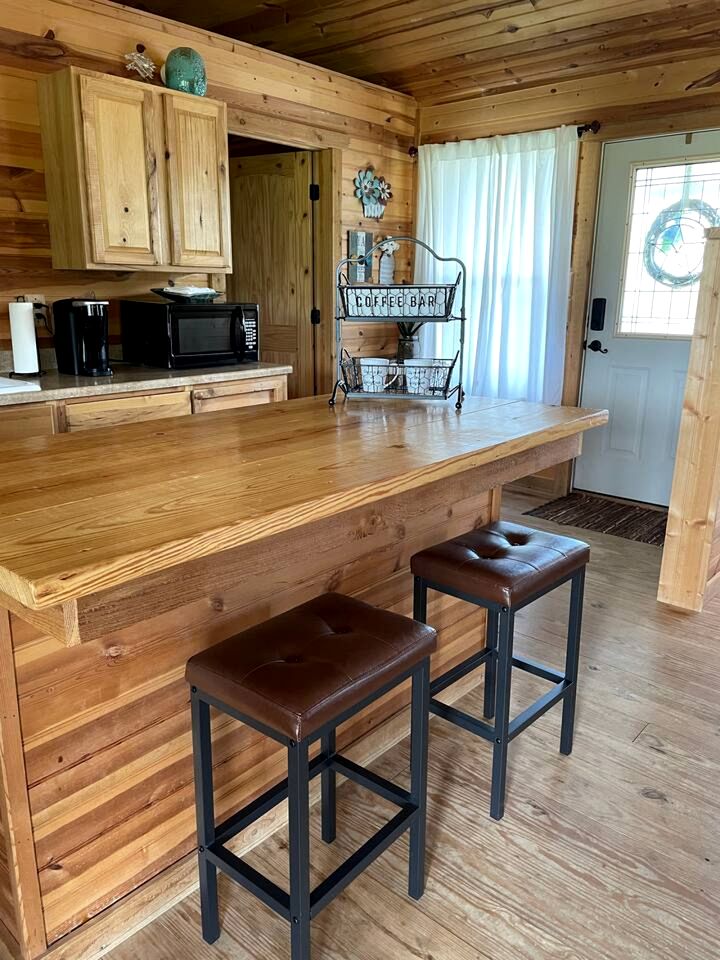 Charming King-Size Cabin with Wi-Fi and Deck in Fredericksburg, Texas