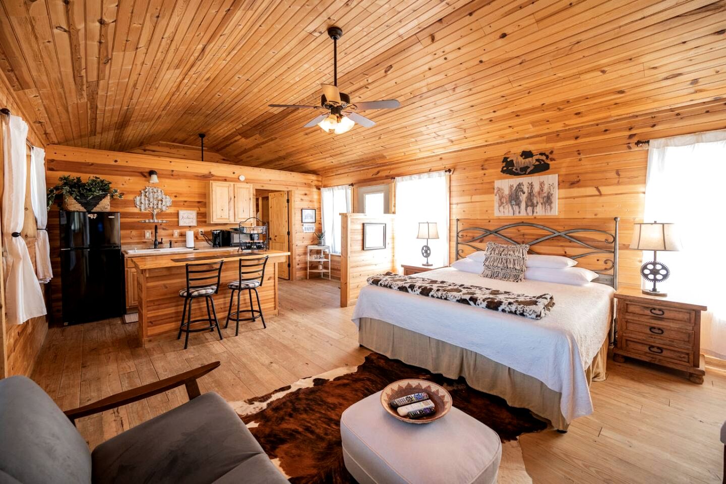 Charming King-Size Cabin with Wi-Fi and Deck in Fredericksburg, Texas