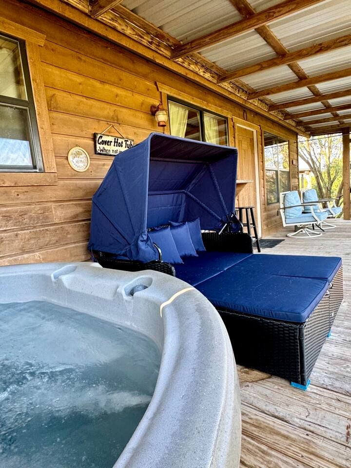 Charming King-Size Cabin with Wi-Fi and Deck in Fredericksburg, Texas