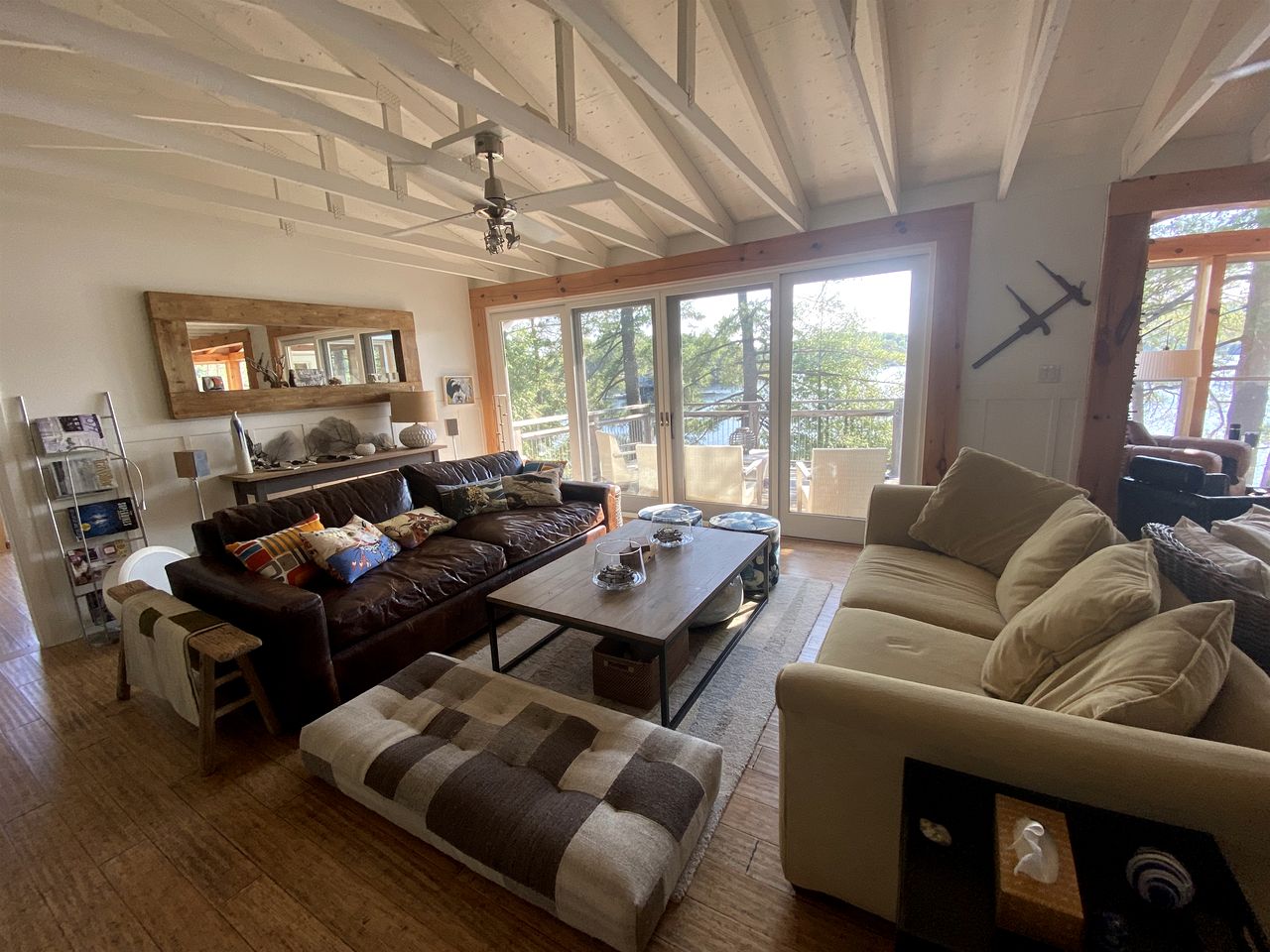 Charming Lake Cottage in Val des Monts, Quebec