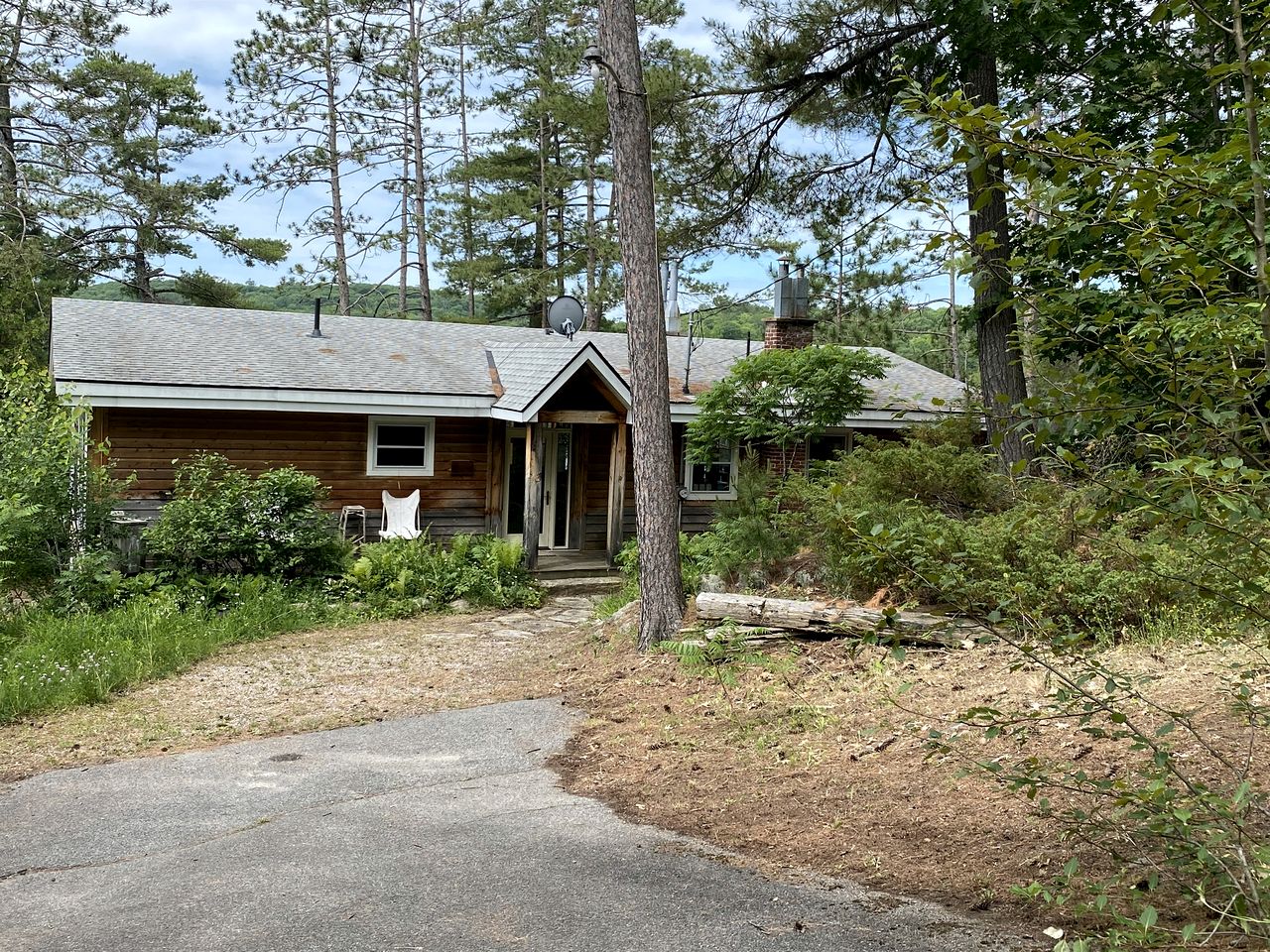 Charming Lake Cottage in Val des Monts, Quebec