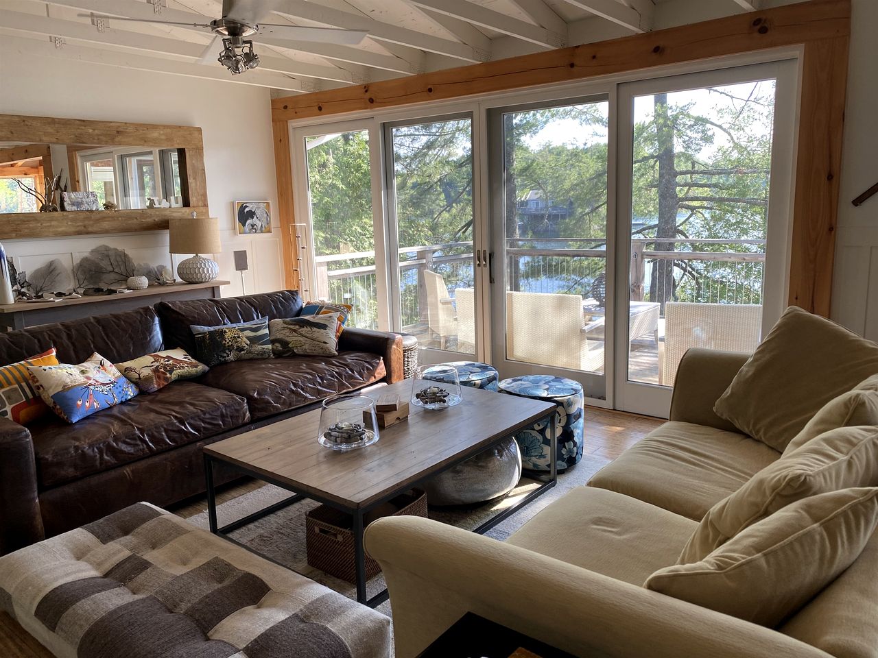 Charming Lake Cottage in Val des Monts, Quebec