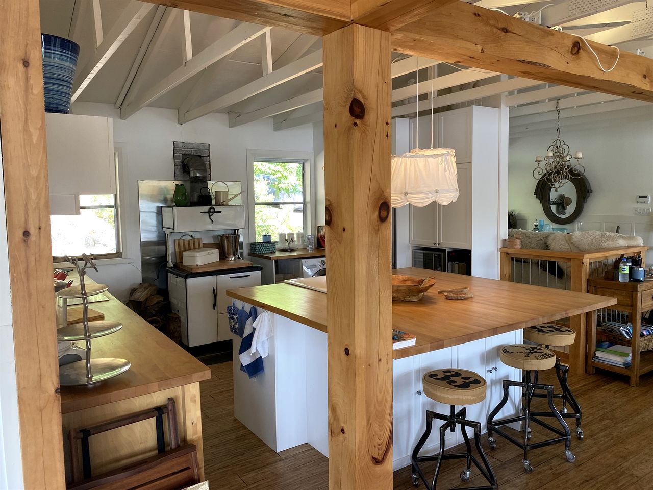 Charming Lake Cottage in Val des Monts, Quebec