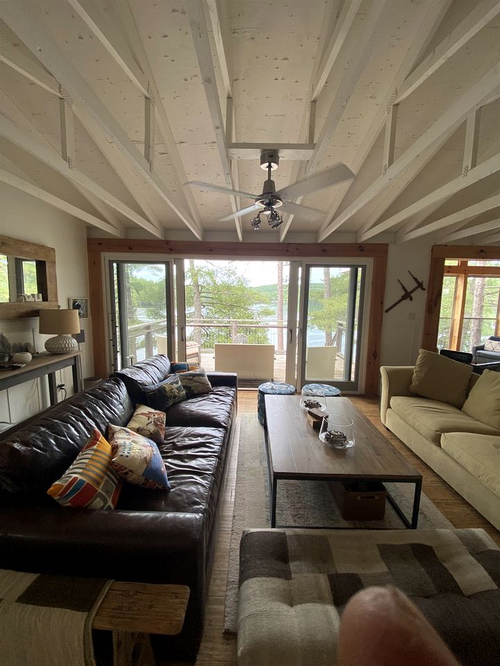 Charming Lake Cottage in Val des Monts, Quebec