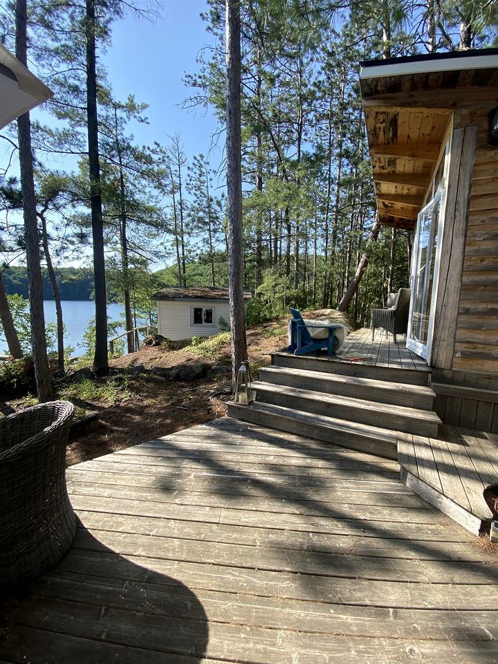 Charming Lake Cottage in Val des Monts, Quebec