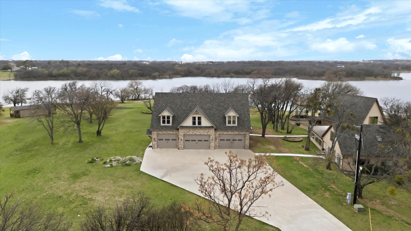 Charming Lakefront Cabin with Direct Lake Access near Lake Lewisville, Little Elm, Texas