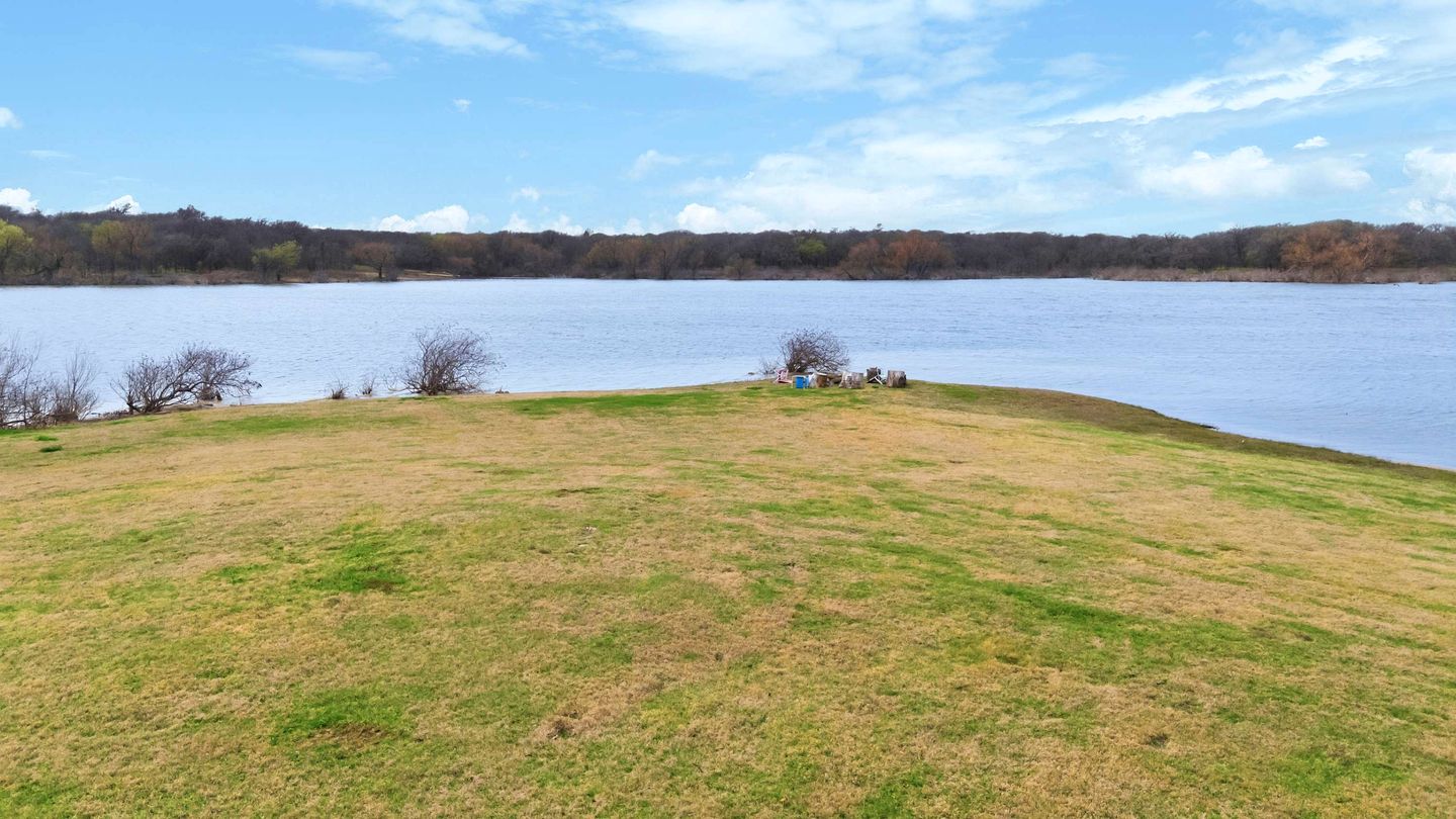 Charming Lakefront Cabin with Direct Lake Access near Lake Lewisville, Little Elm, Texas