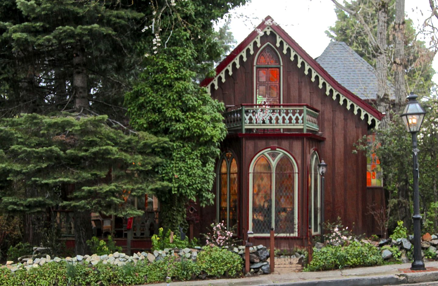 Charming and Luxurious Victorian Cottage in the Heart of Nevada City, California