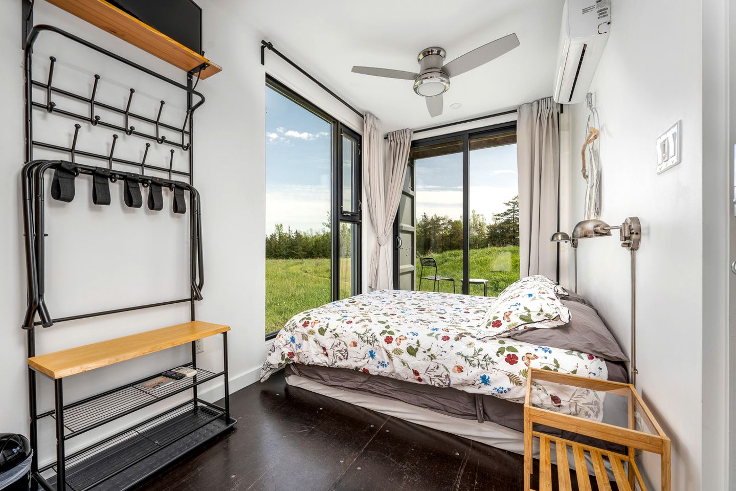 Charming Modern Shipping Container Retreat with Scenic Nature Views near Prince Edward County, Ontario