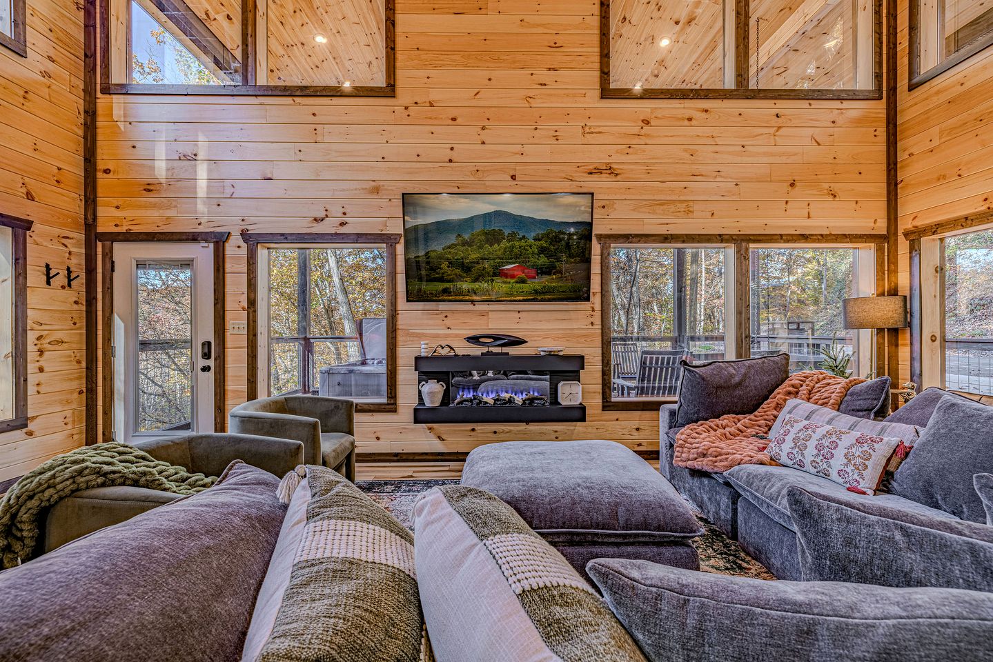 Charming Mountain Cabin with Hot Tub & Game Loft near Pigeon Forge, Tennessee