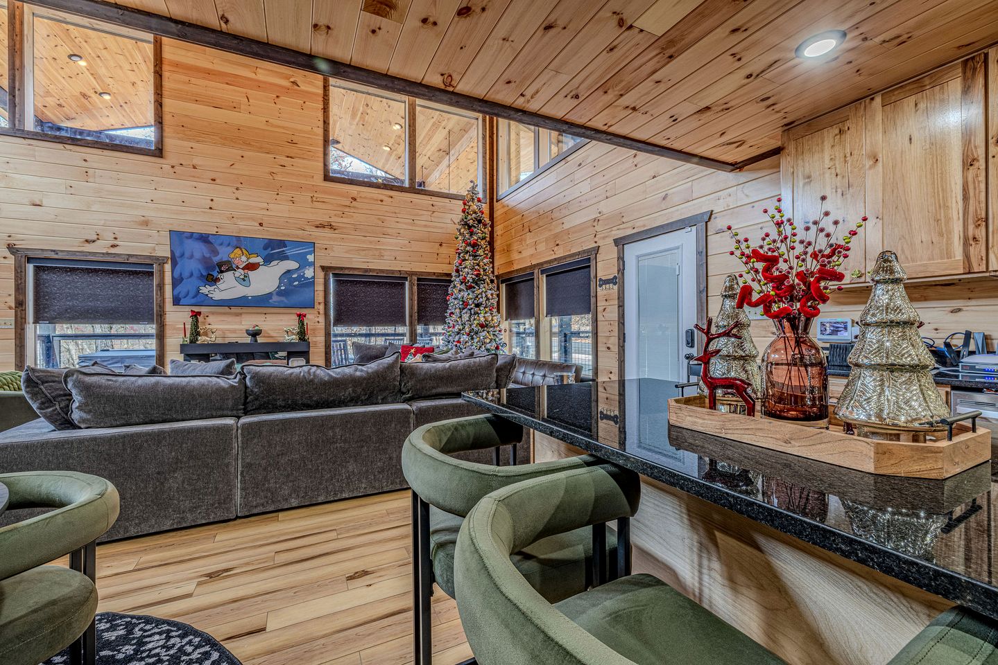 Charming Mountain Cabin with Hot Tub & Game Loft near Pigeon Forge, Tennessee