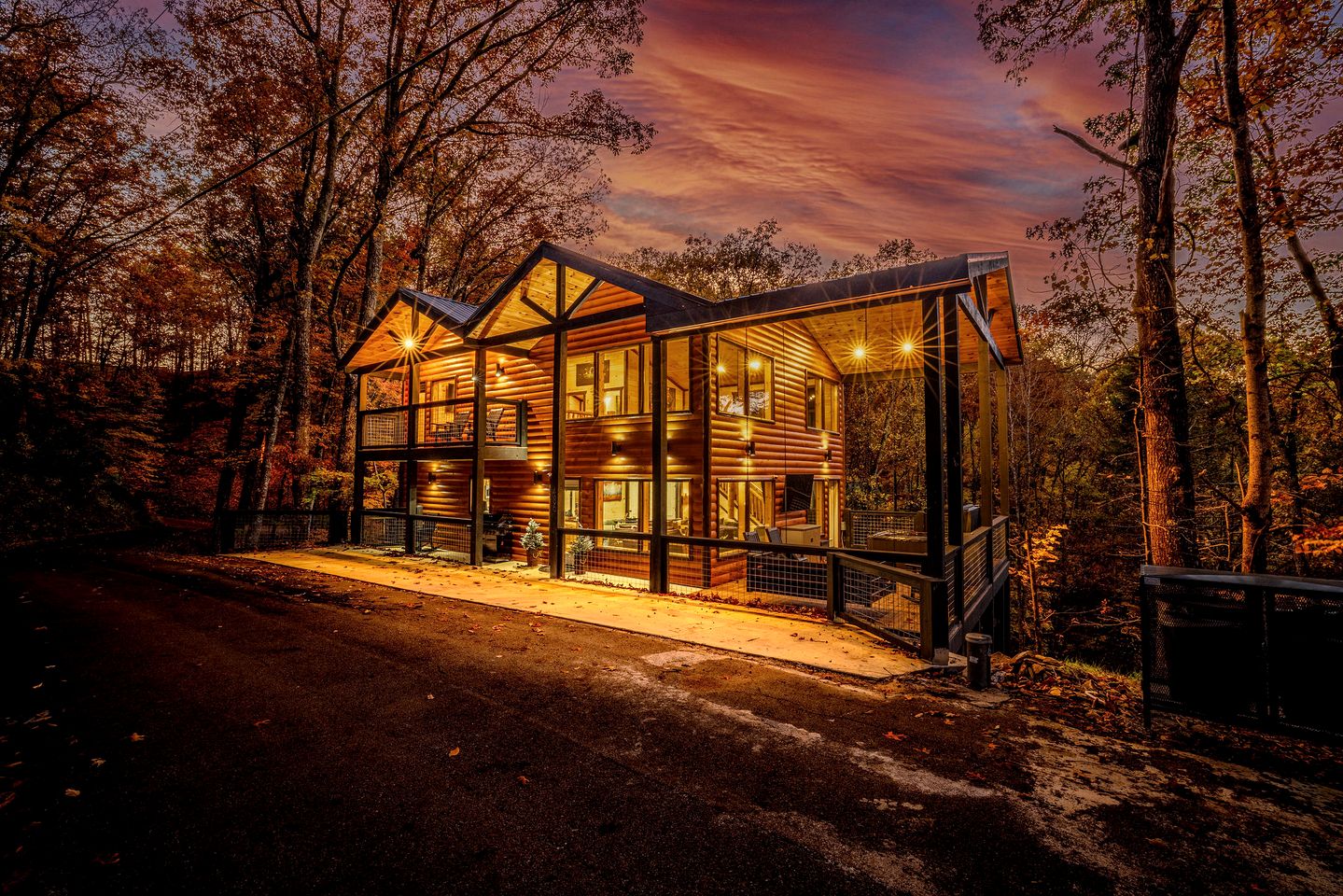 Charming Mountain Cabin with Hot Tub & Game Loft near Pigeon Forge, Tennessee