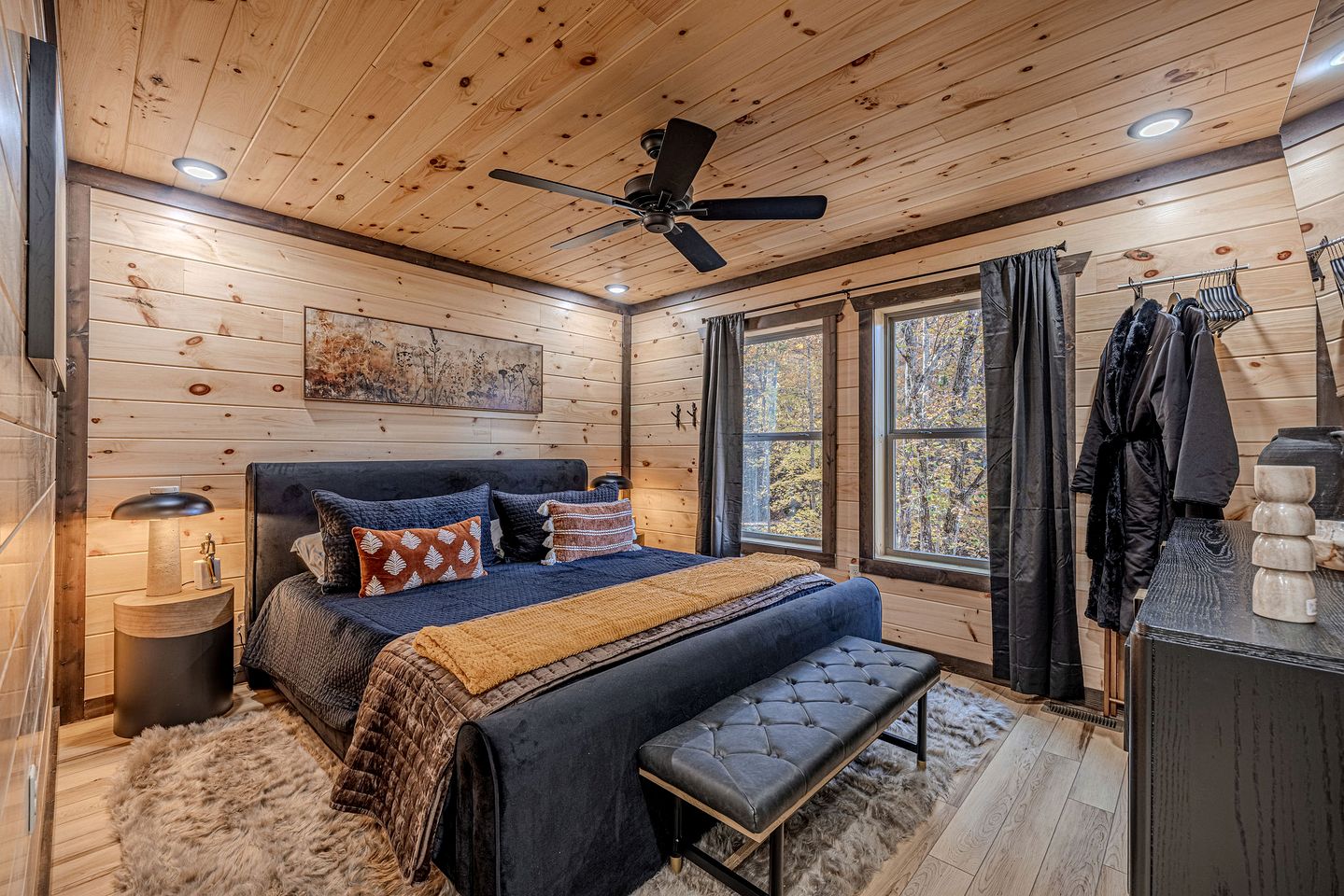 Charming Mountain Cabin with Hot Tub & Game Loft near Pigeon Forge, Tennessee